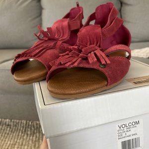Like new Volcom sandals